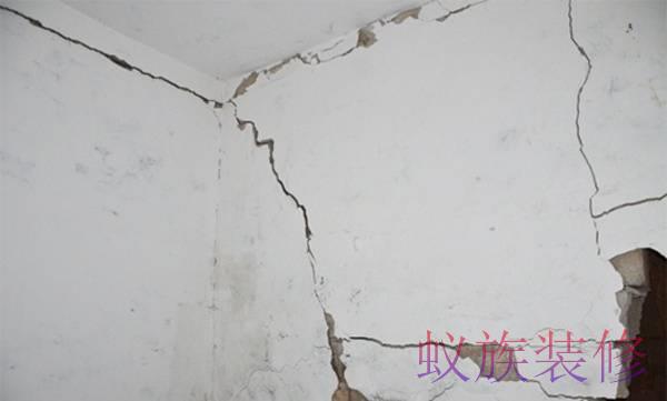 新装修墙面开裂原因及处理办法